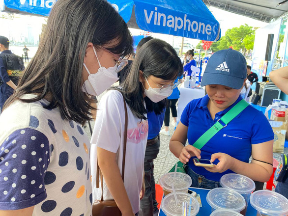 VNPT Money “níu chân” người dân Đà Nẵng tại sự kiện chuyến xe Không tiền mặt - Ảnh 1.