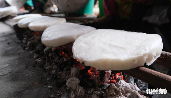 Thưởng thức bánh ngô dẻo thơm giữa chợ phiên Đồng Văn - Ảnh 2.
