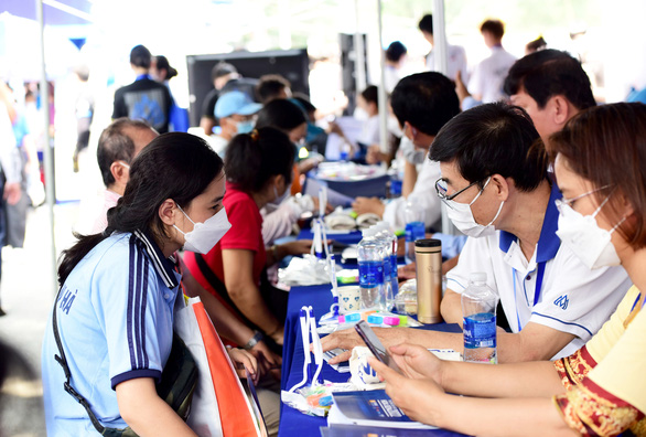 Ngày hội tư vấn xét tuyển ĐH - CĐ tại TP.HCM và Hà Nội: Giải đáp mọi thắc mắc về đăng ký xét tuyển - Ảnh 1.