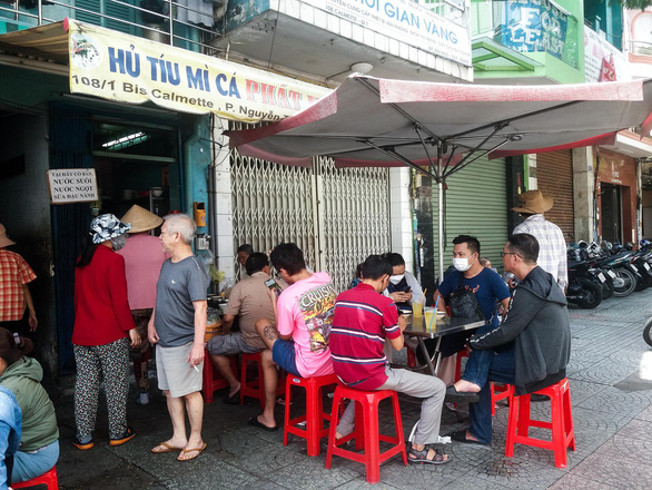 Đến tiệm ăn hủ tiếu mì cá trứ danh Sài Gòn - Ảnh 2.