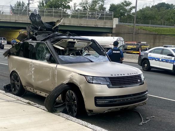 Range Rover đời mới thành sắt vụn khi ‘rơi tự do’ từ xe vận chuyển - Ảnh 1.