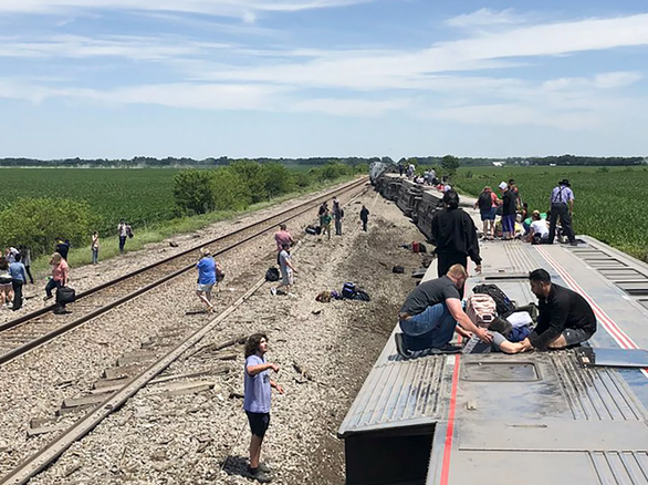 3 người chết, hơn 200 người bị thương do xe lửa tông xe tải ở Mỹ - Ảnh 1.