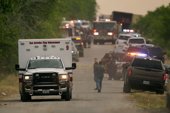 Discovered nearly 50 bodies of suspected migrants in and around a tractor trailer in the US - Photo 4.