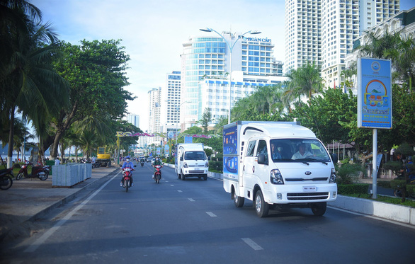 Chuyến xe không tiền mặt đến phố biển Nha Trang, nhiều tiểu thương thích thú - Ảnh 1.