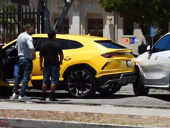 Con trai tài tử Ben Affleck lùi Lamborghini Urus vào BMW X6 giữa đại lý xe sang - Ảnh 1.