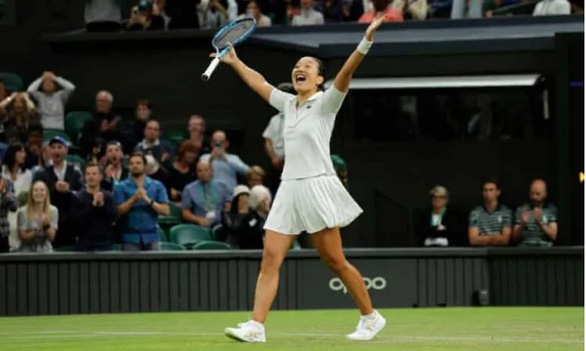 Tay vợt gốc Việt gây sốc khi loại Serena Williams ở vòng 1 Wimbledon - Ảnh 1.