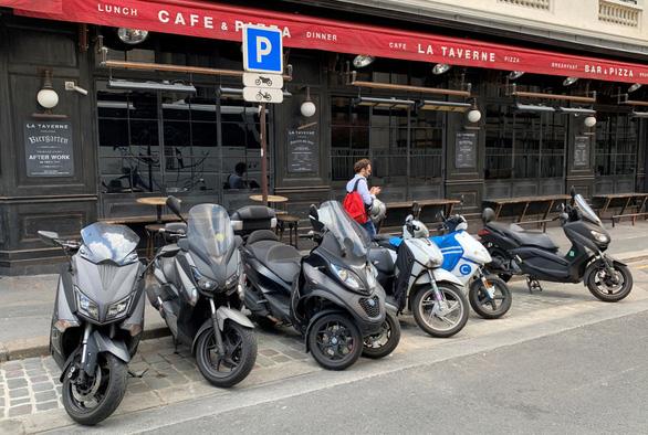 Pháp: Thành phố Paris sắp thu phí đỗ xe máy chạy xăng - Ảnh 1.