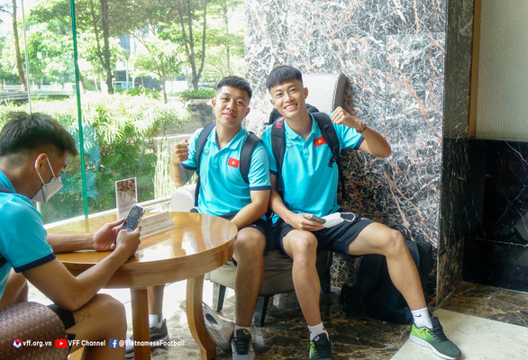U19 Việt Nam đến Indonesia, bắt đầu tập luyện - Ảnh 1.