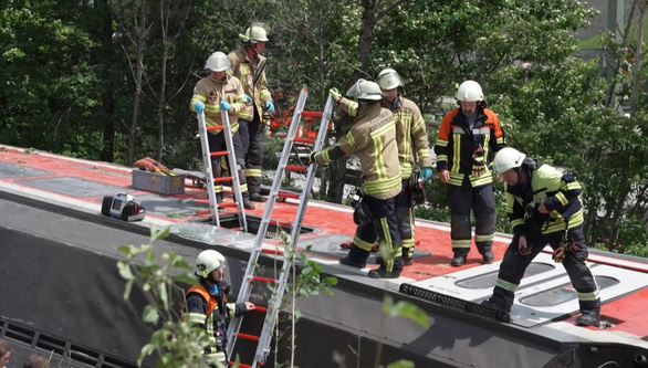 Train derailed, killing 4 people, injuring dozens in Germany - Photo 1.