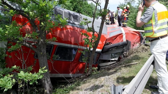 Train derailed, killing 4 people, injuring dozens in Germany - Photo 2.