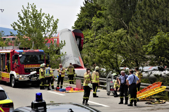 Train derailed, killing 4 people, injuring dozens in Germany - Photo 3.