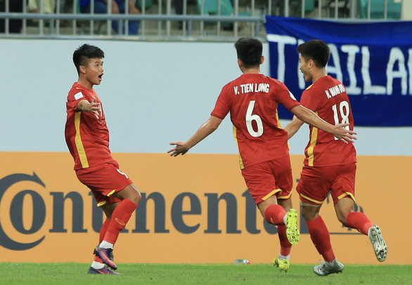 U23 Việt Nam trẻ hơn Thái Lan, đắt giá hơn Malaysia ở Giải U23 châu Á 2022 - Ảnh 1.