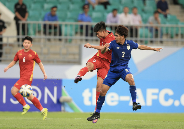 Tiền đạo Nguyễn Văn Tùng tiếc nuối vì đánh rơi chiến thắng trước U23 Thái Lan - Ảnh 1.