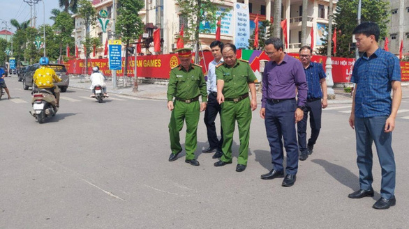 Vụ xe hơi đâm 3 người ở Bắc Giang: Cả nhà đi thăm con trai lớn ở Hà Nội về thì bị tông tử vong - Ảnh 1.