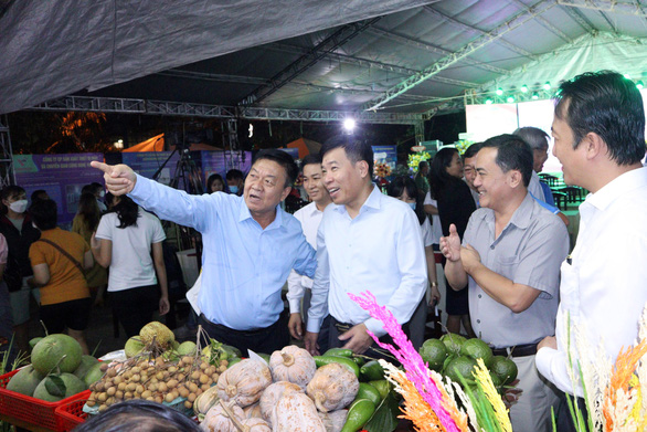 Bình Phước khai mạc hội chợ trái cây và nông sản - Ảnh 1.