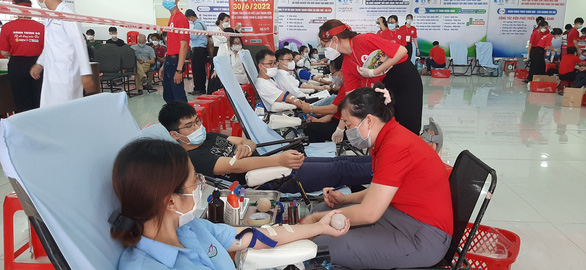 Hàng trăm bạn trẻ tham gia hiến máu tại ngày hội Sắc đỏ Tây Đô - Ảnh 1.