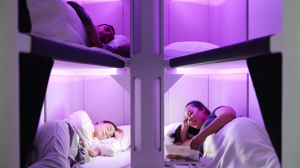 Tương lai khoang giường nằm giá rẻ phổ biến trên máy bay - Ảnh 1.