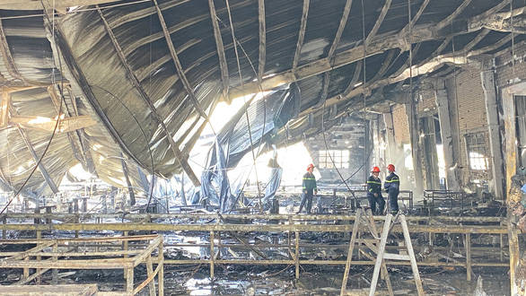 Cháy lớn tại xưởng may trong Khu công nghiệp Phú Tài - Ảnh 1.