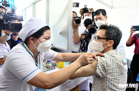 Phó thủ tướng Vũ Đức Đam tiêm vắc xin mũi 4 tại Bệnh viện Bệnh nhiệt đới TP.HCM - Ảnh 1.