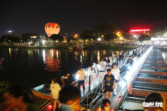 Vạn người chen chân đến cồn Dã Viên giữa sông Hương xem Chào Huế - Ảnh 4. Vạn người chen chân đến cồn Dã Viên giữa sông Hương xem Chào Huế - Ảnh 4.