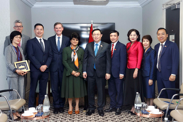 Chủ tịch Quốc hội Vương Đình Huệ gặp lãnh đạo của Prudential trong chuyến viếng thăm tại Anh - Ảnh 1.