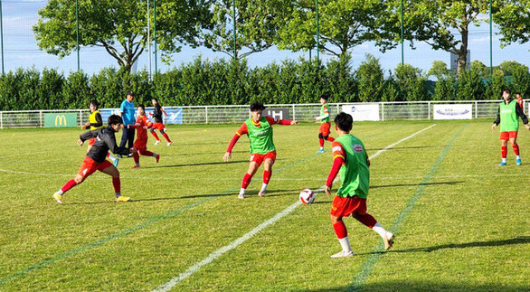 Đội tuyển nữ Việt Nam làm quen với sân thi đấu chính thức tại Pháp - Ảnh 1.