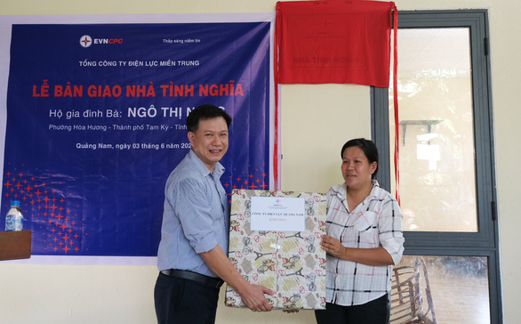 Bàn giao hỗ trợ nhà tình nghĩa đầu tiên PC Quảng Nam hỗ trợ xây dựng - Ảnh 2.