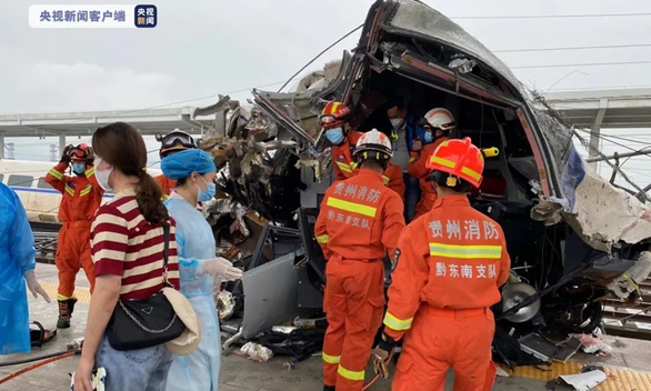 Chinese high-speed train derails because of mud after rain - Photo 1.