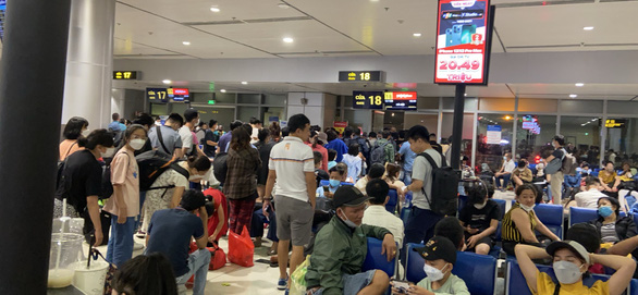 Check-in trục trặc, khách ngồi nhiều giờ ở Tân Sơn Nhất để được bay - Ảnh 1.