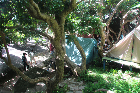 Du khách thích thú ngủ lều bên triền đá ở đảo Lại Sơn - Ảnh 2.