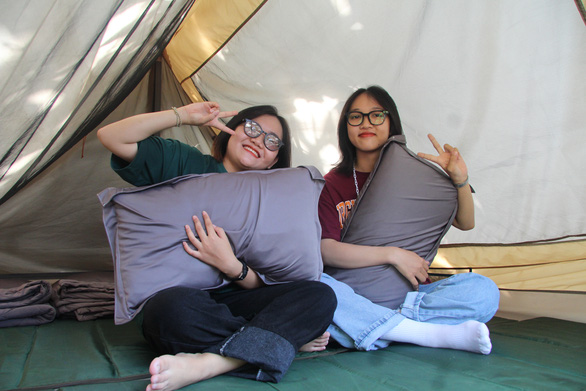 Du khách thích thú ngủ lều bên triền đá ở đảo Lại Sơn - Ảnh 1.