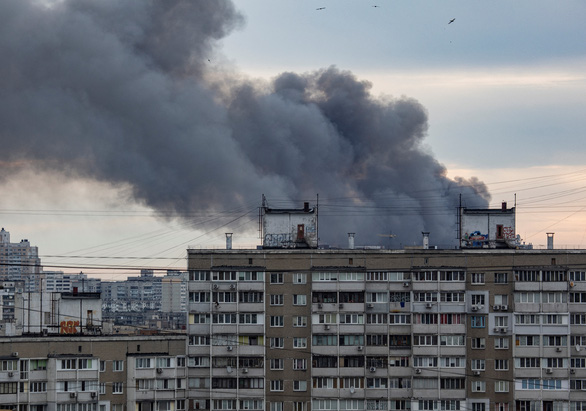 A series of large explosions rocked the capital Kiev - Photo 1.