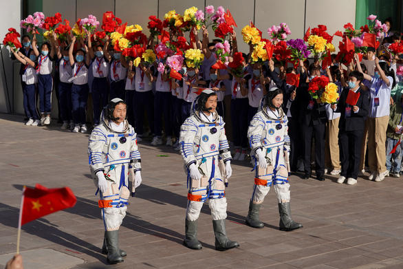 China launched a spacecraft, bringing 3 astronauts to Thien Cung - Photo 1.