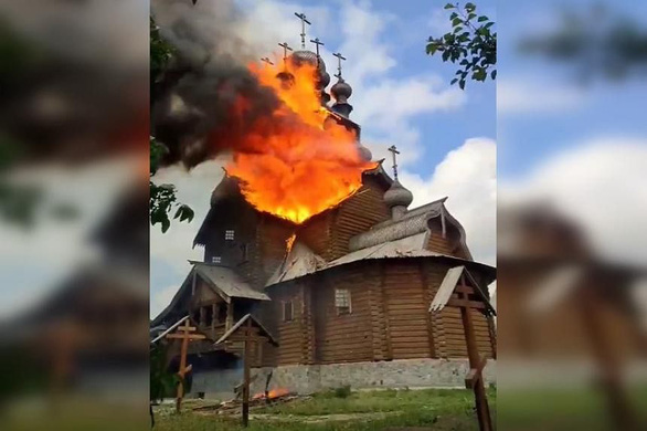 Tu viện cổ ở Ukraine bốc cháy: Ukraine và Nga đổ lỗi cho nhau - Ảnh 1.