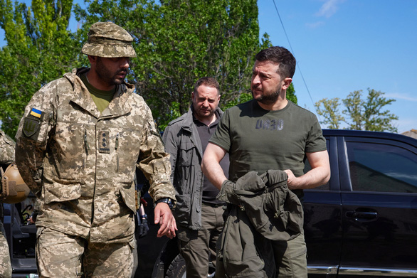The President of Ukraine visits the Donbass war zone - Photo 1.