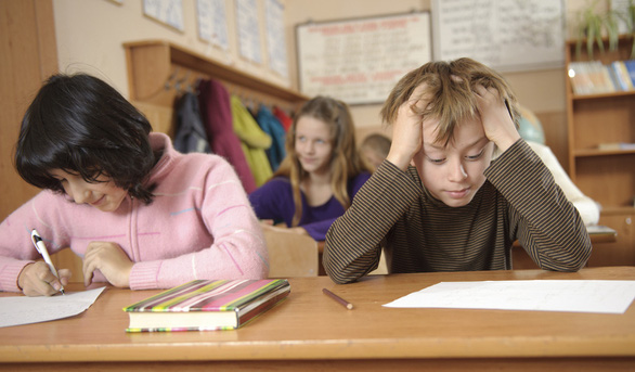 Children studying at schools with a lot of noise: Poor memory, easy obesity - Photo 1.