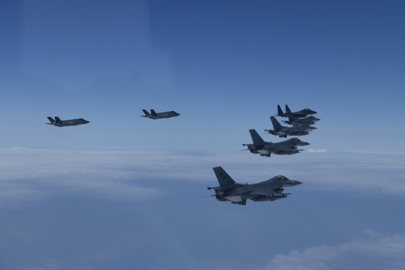 A squadron of 20 US-South Korean fighter jets hovers in the Yellow Sea to stretch North Korea's tendons - Photo 1.
