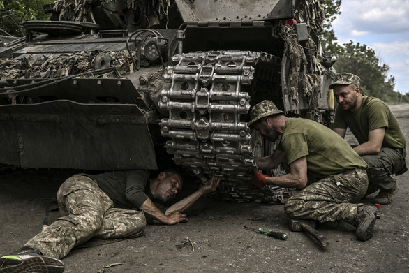 Hơn 1.000 binh sĩ Ukraine đầu hàng được đưa về Nga - Ảnh 1.