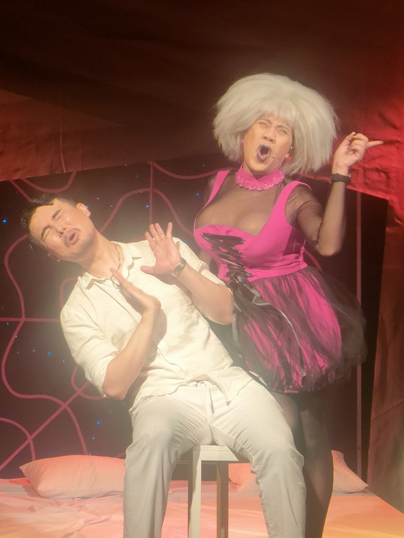 A lô! Lộ hàng phơi bày mặt trái showbiz - Ảnh 3. A lô! Lộ hàng phơi bày mặt trái showbiz - Ảnh 3.