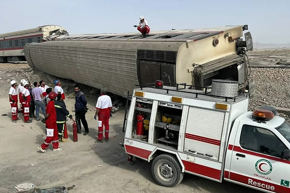 Tàu trật bánh ở Iran, ít nhất 17 người chết - Ảnh 1.