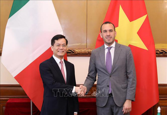 Italy wants to cooperate in aerospace with Vietnam - Photo 1.