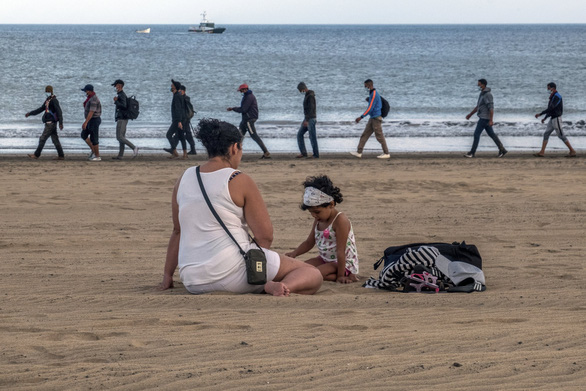 Spain granted citizenship to a migrant girl for the first time - Photo 1.