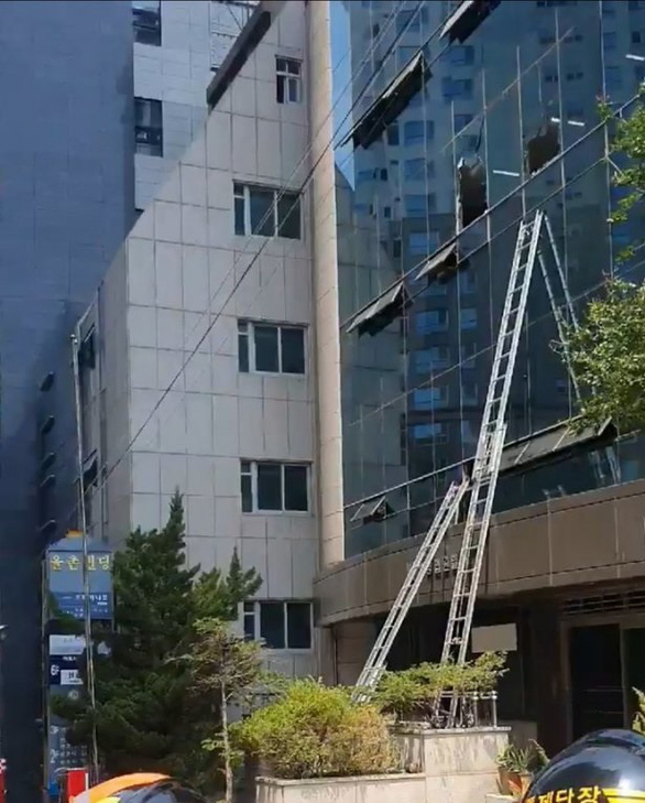 Fire in an office building in South Korea, at least 7 people died - Photo 3.
