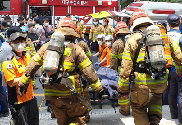 Fire in an office building in South Korea, at least 7 people died - Photo 4.