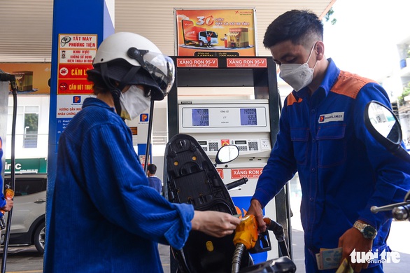 Giảm thuế xăng dầu vẫn phải… chờ! - Ảnh 1. Giảm thuế xăng dầu vẫn phải… chờ! - Ảnh 1.