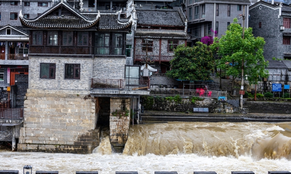 Heavy rain in Hunan, China: 10 people died, emergency response was launched - Photo 1.