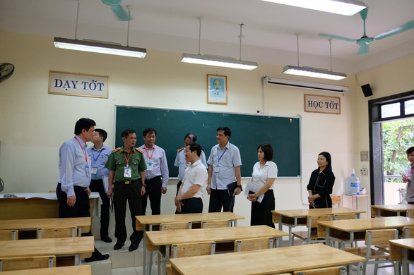 Thứ trưởng Nguyễn Hữu Độ kiểm tra công tác tổ chức kỳ thi tốt nghiệp THPT tại Hà Nội - Ảnh 4.