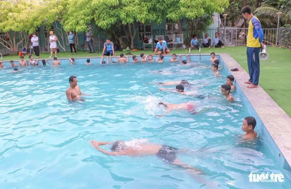 Dạy bơi miễn phí cho gần 1.000 thiếu nhi - Ảnh 4.