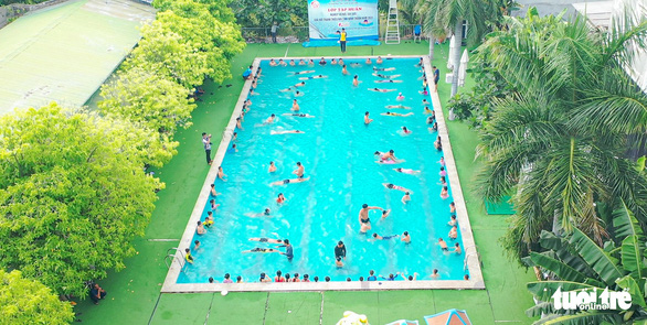 Dạy bơi miễn phí cho gần 1.000 thiếu nhi - Ảnh 2.