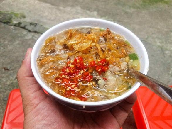 Bánh đúc nóng hẻm cụt: Món quê giờ thành street-food Sài Gòn - Ảnh 1.